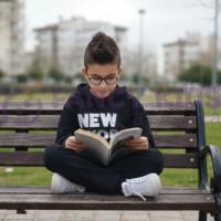 Kız Çocuk Siyah Baskılı Kapüşonlu Crop Eşofman Takımı – Pamuklu ve Lastikli Spor Kombin