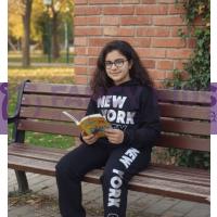 Kız Çocuk Siyah Baskılı Kapüşonlu Crop Eşofman Takımı – Pamuklu ve Lastikli Spor Kombin