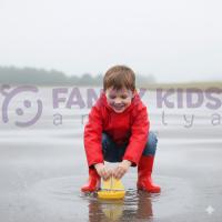 Erkek Çocuk Kapüşonlu Yağmurluk – Astarlı, Fermuarlı, Rahat ve Şık