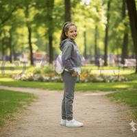 Kız Çocuk Baskılı Kapüşonlu Gri Crop Eşofman Takımı – Pamuklu ve Rahat Model