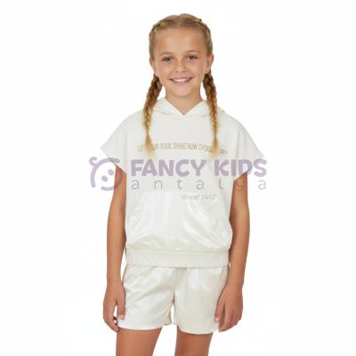 Kız Çocuk Vizon Kapüşonlu İkili Takım – Sweatshirt & Parlak Şort Kombini