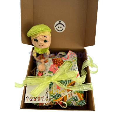 Yeni Doğan Hediye Kutusu – Doğal El Yapımı Amigurumi Diş Halkası ve Çıngıraklı Bebek Seti