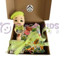 Yeni Doğan Hediye Kutusu – Doğal El Yapımı Amigurumi Diş Halkası ve Çıngıraklı Bebek Seti